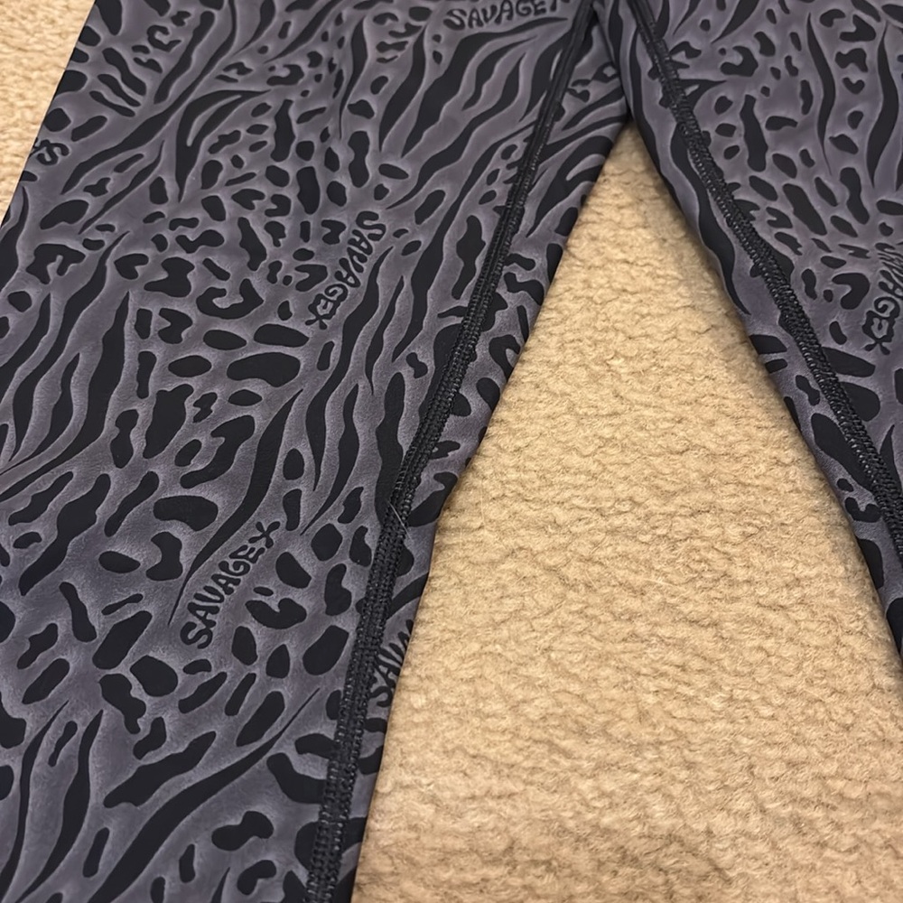 ‼️NWT‼️Savage X Fenty LOCKED & LIFTED HIGH-WAIST LEGGING - Picture 2 of 4